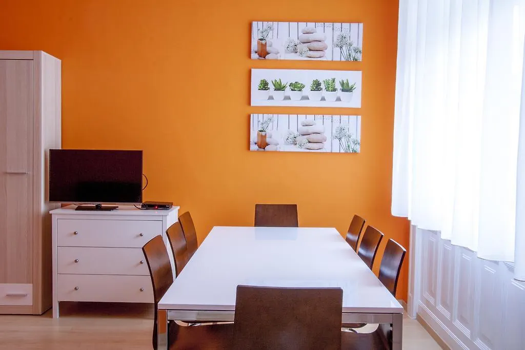 City Centre Apartment With 3 Bathrooms contacts